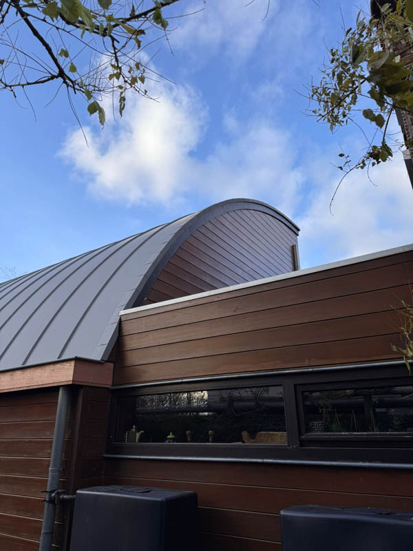 Dakrenovatie van rond zinken dak bij GDM